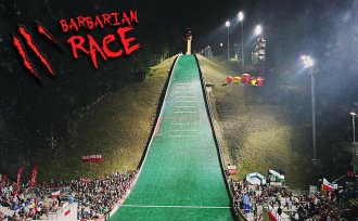 Zdjęcie skoczni z logiem imprezy