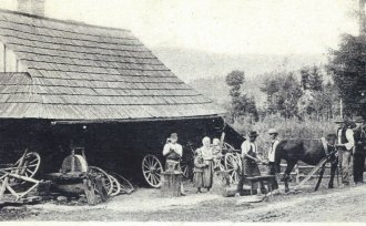 Drewniana chałupa na starej pocztówce