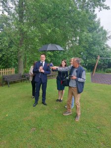 uroczyste zasadzenie drzewa jabłoni