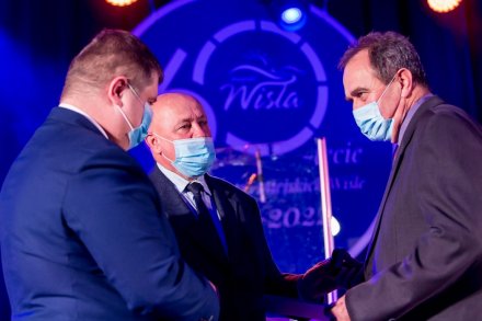 Nagrodę odbiera Jerzy Cieślar - prezes Związku Pszczelarzy/fot. T. Żak/UMWS