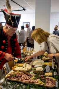 Andrzej Pilch z szynką dojrzewającą z jagnięciny