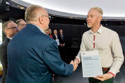 Dyplom dla Basenów Wisła/fot. Tomasz Żak UMWS