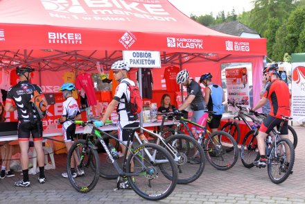 Zapisy w Biurze Zawodów na rynku miasta/fot. BikeMaraton.com.pl