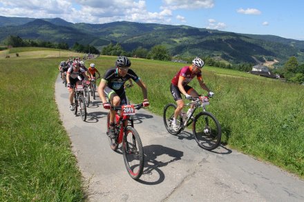 Kolarze na trasie maratonu/fot. BikeMaraton.com.pl