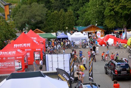 Widok na rynek i biuro zapisów/fot. BikeMaraton.com.pl