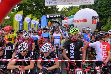 Oczekiwanie na start w sektorach kolarzy/fot. BikeMaraton.com.pl