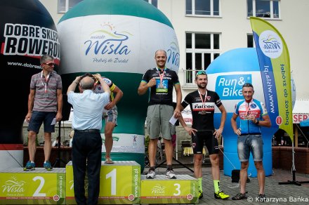 Dekoracja zwycięzców. Medale wręczał sekretarz miasta Jan Cieślar