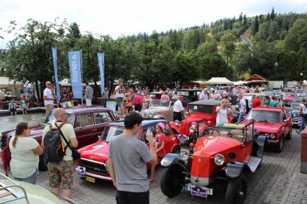 Samochody zgromadzone na płycie rynku