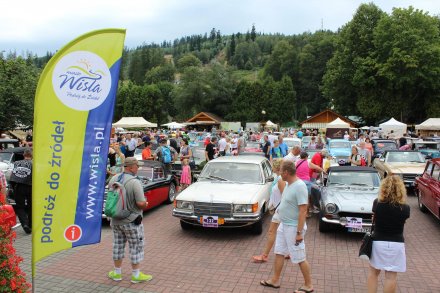 Widok ze sceny na płytę rynku pełną samochodów