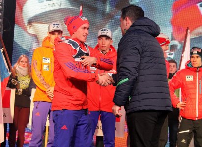 Burmistrz Tomasz Bujok wręcza plastron Andersowi Fannemelowi