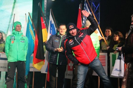 Adama Małysz pozdrawia kibiców ze sceny