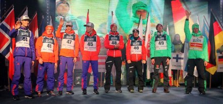 Skoczkowie pozują do zdjęcia