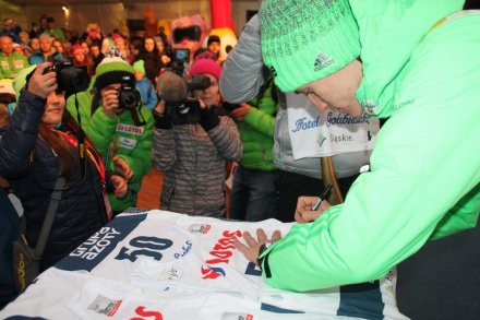 Peter Prevc podpisuje plastron