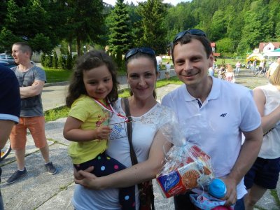 Uśmiechnieta rodzina po rozdaniu nagród za udział w konkursach