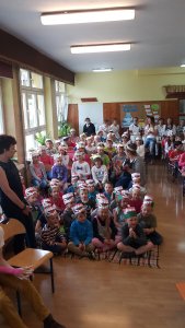 Dzieci podczas lekcji o dbaniu zębów