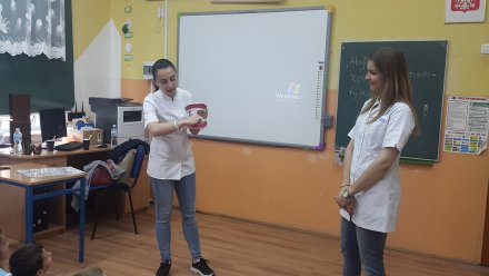 Dzieci podczas lekcji o dbaniu zębów