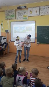 Dzieci podczas lekcji o dbaniu zębów