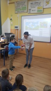 Dzieci podczas lekcji o dbaniu zębów