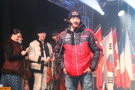 Adam Małysz przy mikrofonie zaprasza kibiców na zawody