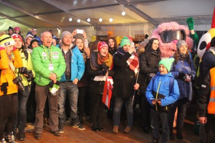 Kibice głośną owacją żegnają skoczków