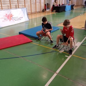 Duet uczniów uczestniczący w wyścigu saneczkarskim