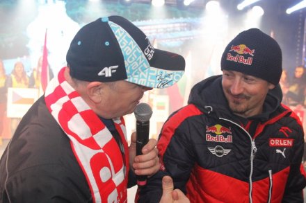 Prowadzący imprezę Krzysztof Głombowicz z Adamem Małyszem