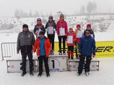 Podium zawodów Śląsko-Beskidzkiej Ligi Regionalnej w biegach narciarskich na Kubalonce