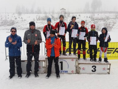 Podium zawodów Śląsko-Beskidzkiej Ligi Regionalnej w biegach narciarskich na Kubalonce
