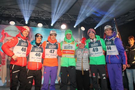 Skoczkowie pozują do zdjęcia z dyrektor WCK Marią Bujok