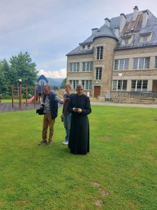 uroczyste zasadzenie drzewa jabłoni