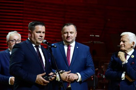 Burmistrz Tomasz Bujok na scenie NOSPR/fot. Tomasz Żak UMWS