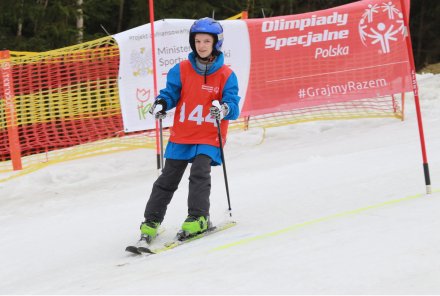 Zawodnik na nartach zjazdowych