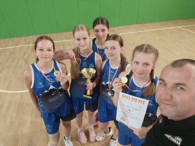 Zwycięska drużyna koszykówki 3x3 klas 7-8
