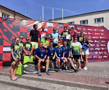 zdjęcie grupowe uczestników wraz z organizatorami