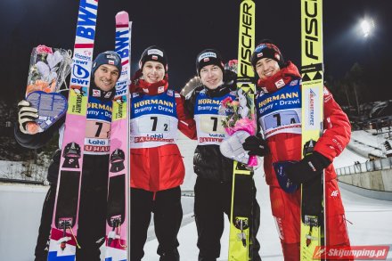 Polacy po wywalczeniu/fot. T. Mieczyński, skijumping.pltrzeciego miejsca