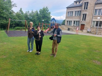 uroczyste zasadzenie drzewa jabłoni