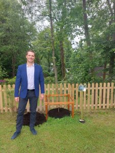 uroczyste zasadzenie drzewa jabłoni