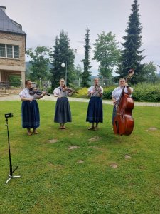 uroczyste zasadzenie drzewa jabłoni