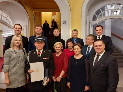 Laureat Jan Pilch wraz z rodziną i samorządowcami z Wisły