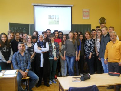 Tureccy nauczyciele z młodzieżą wiślańską w szkole