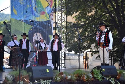 Koncert kapel na małej estradzie