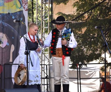 Koncert kapel na małej estradzie