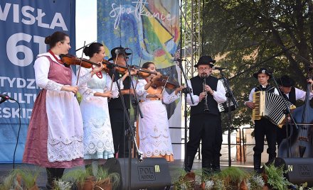 Koncert kapel na małej estradzie