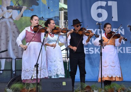 Koncert kapel na małej estradzie