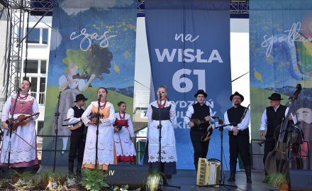 Koncert kapel na małej estradzie