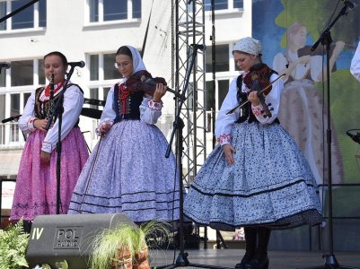 Koncert kapel na małej estradzie