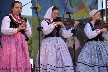 Koncert kapel na małej estradzie