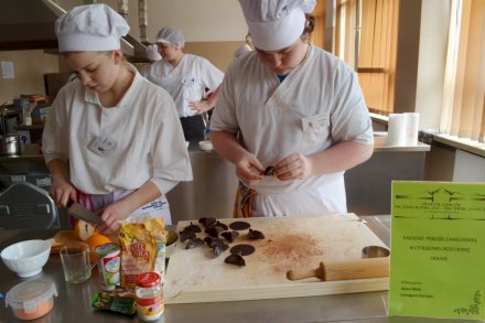 Uczestnicy konkursu przygotowują swoje potrawy