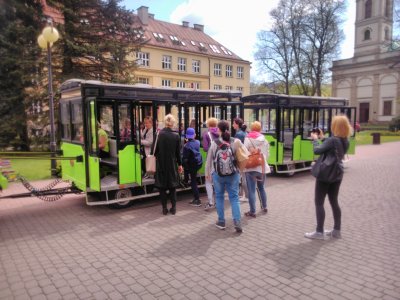 Wycieczkowicze wsiadają do ciuchci turystycznej