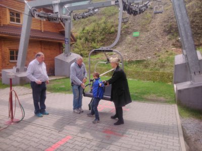 Uczestnicy wycieczki wysiadają z kolejki linowej